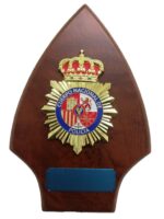 metopa de madera con símbolo de la Policía Nacional